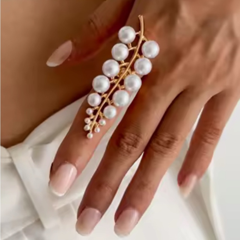 Elegant Pearl and Gold Leaf Ring